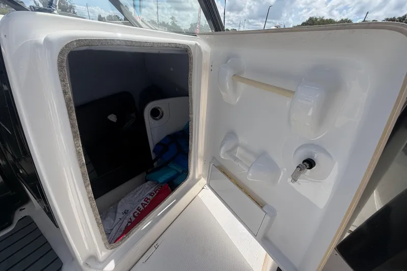 Slide: The Image of Intérieur d'un bateau Yamaha AR240 2020. - 44