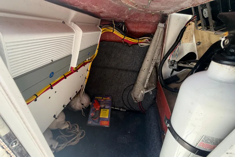Slide: The Image of Intérieur d'un bateau Yamaha AR240 avec équipement et câblage. - 31