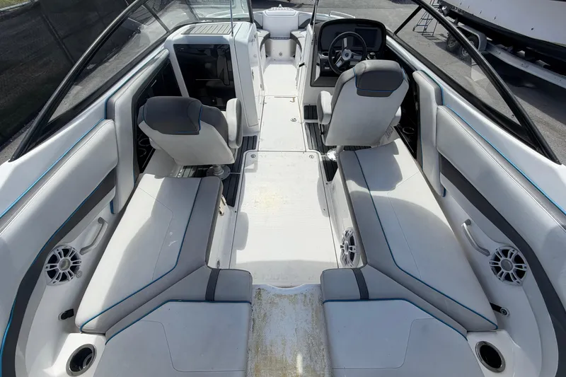Slide: The Image of Interior de un barco Yamaha AR240 2020 con asientos grises. - 17