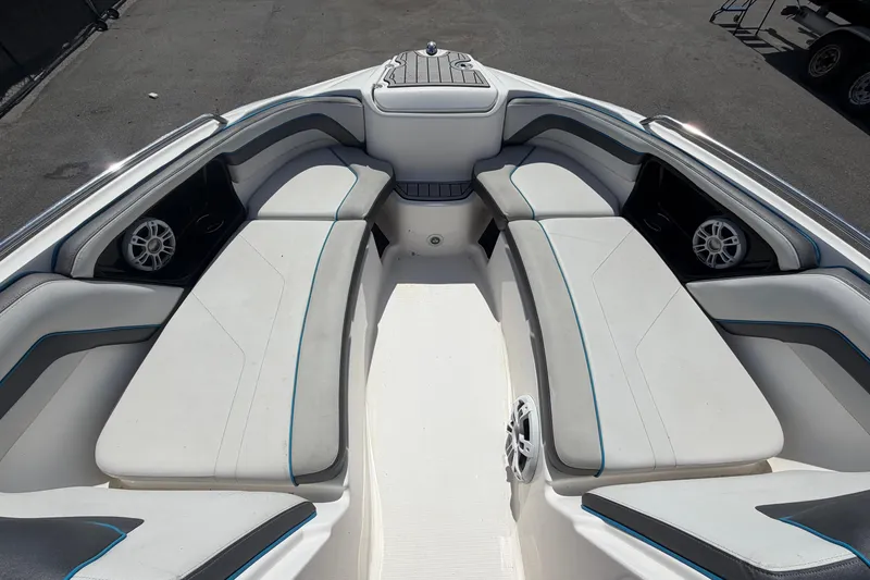 Slide: The Image of Interior de un barco Yamaha AR240 2020 con área de asientos. - 32