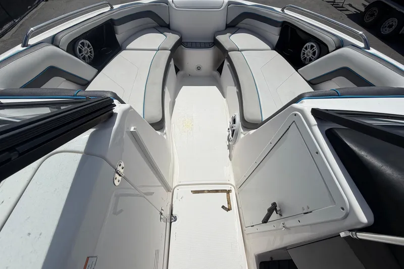 Slide: The Image of Interior de un barco Yamaha AR240 2020 con área de asientos. - 29