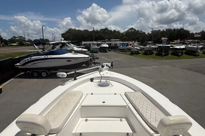 Slide: The Image of La imagen muestra la proa de un barco Blue Wave 2800 Pure Hybrid 2019 en un lote con otros barcos al fondo. - 28