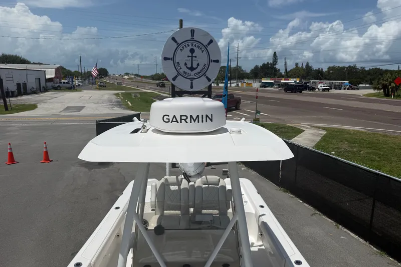 Slide: The Image of Ein 2019er Blue Wave 2800 Pure Hybrid Boot mit Garmin-Ausrüstung, geparkt auf einem Parkplatz. - 38