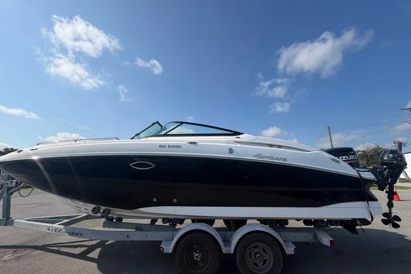 Slide: The Image of Un Hurricane SunDeck 2400 OB de 2019 en un remolque bajo un cielo azul. - 7