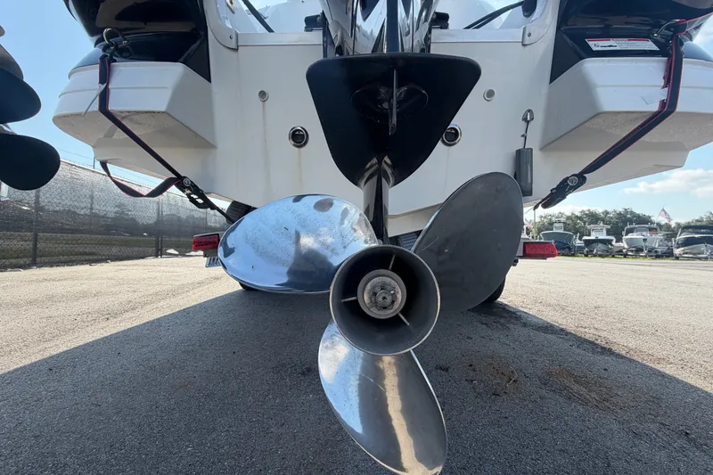 Slide: The Image of Vista trasera de un Hurricane SunDeck 2400 OB 2019 con hélice brillante sobre asfalto. - 5