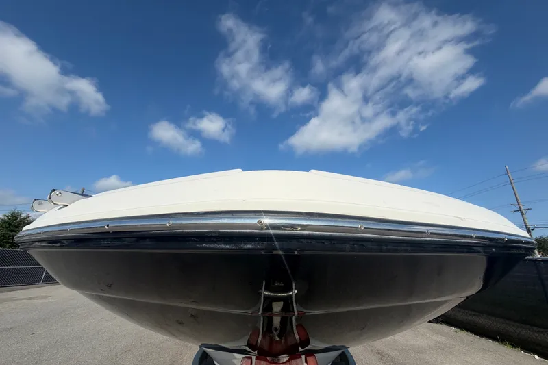 Slide: The Image of L'Hurricane SunDeck 2400 OB del 2019 presenta uno scafo bianco e nero elegante sotto un cielo azzurro. - 9