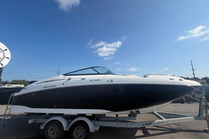 Slide: The Image of Een Hurricane SunDeck 2400 OB uit 2019 op een trailer onder een blauwe lucht. - 1