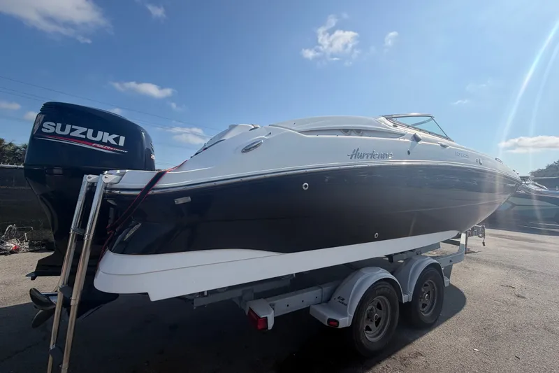 Slide: The Image of Un Hurricane SunDeck 2400 OB 2019 su un rimorchio, con motore fuoribordo Suzuki. - 2