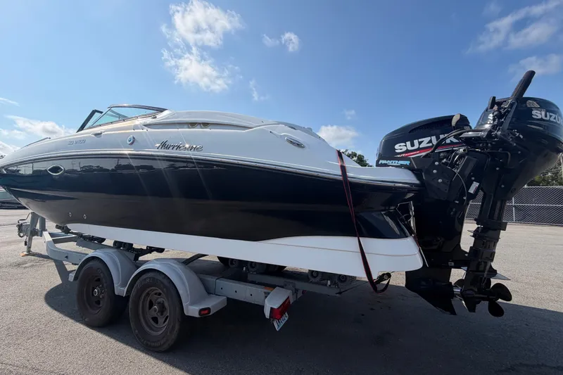 Slide: The Image of 2019 Hurricane SunDeck 2400 OB auf einem Anhänger mit Suzuki-Außenbordmotor. - 6