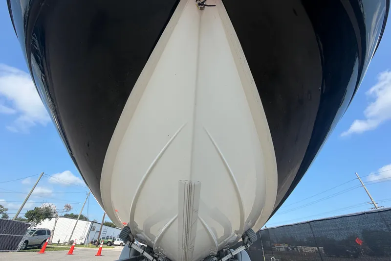 Slide: The Image of La parte inferiore di un Hurricane SunDeck 2400 OB del 2019, su un rimorchio. - 10