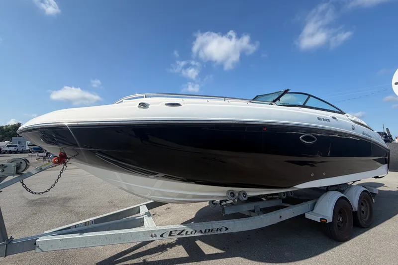 Slide: The Image of Un Hurricane SunDeck 2400 OB de 2019 en un remolque, listo para la aventura. - 8