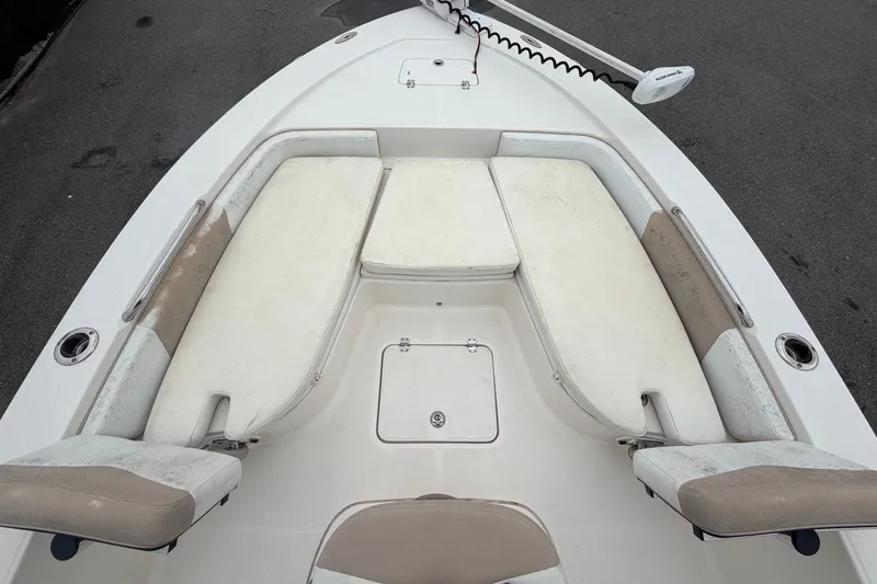 Slide: The Image of L'image montre la proue d'un Robalo 226 Cayman 2019 avec des coussins de siège et du rangement. - 32