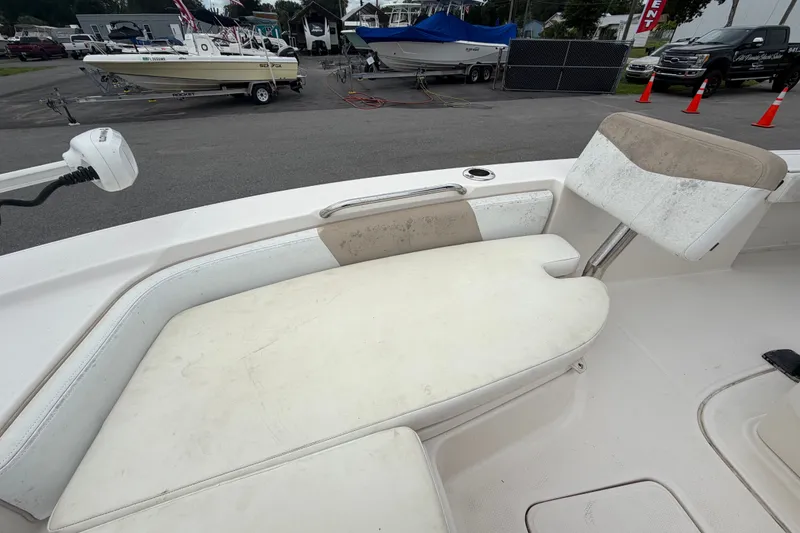Slide: The Image of Das Bild zeigt das Cockpit eines Robalo 226 Cayman von 2019 mit weißen Polstern. - 41