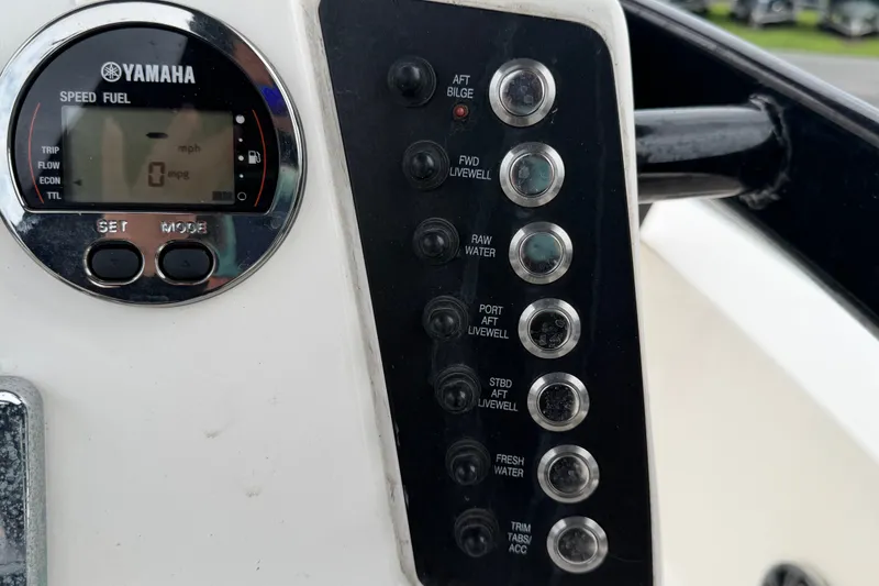 Slide: The Image of Primer plano del timón de un Robalo 226 Cayman 2019 con indicador de velocidad Yamaha y varios interruptores. - 25