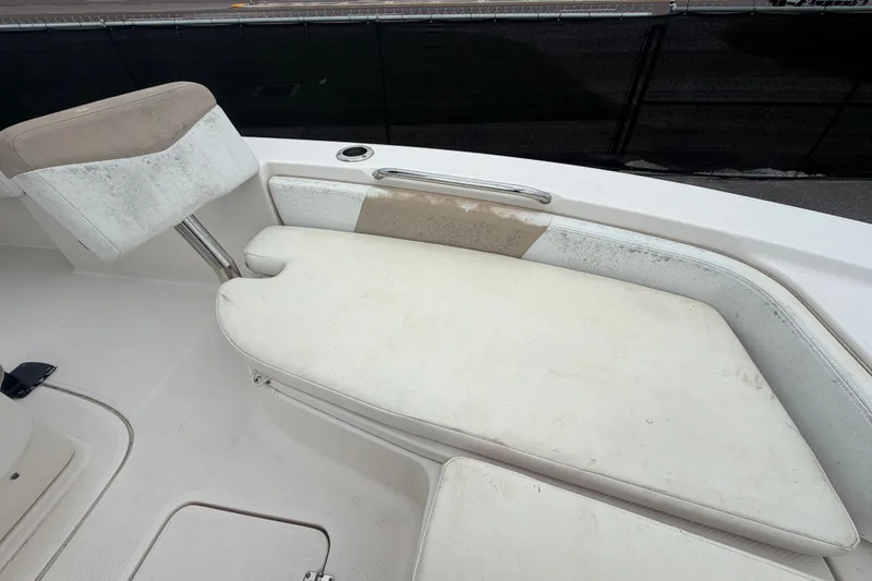 Slide: The Image of L'image montre la zone de sièges avant d'un bateau Robalo 226 Cayman 2019. - 36