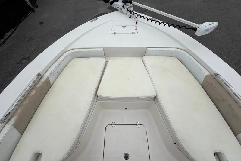Slide: The Image of Vorderdeck eines 2019 Robalo 226 Cayman mit gepolsterten Sitzbänken und einem Staufach. - 35