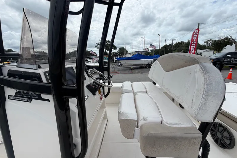 Slide: The Image of L'image montre le cockpit d'un Robalo 226 Cayman 2019 avec un banc et une console de pilotage. - 18