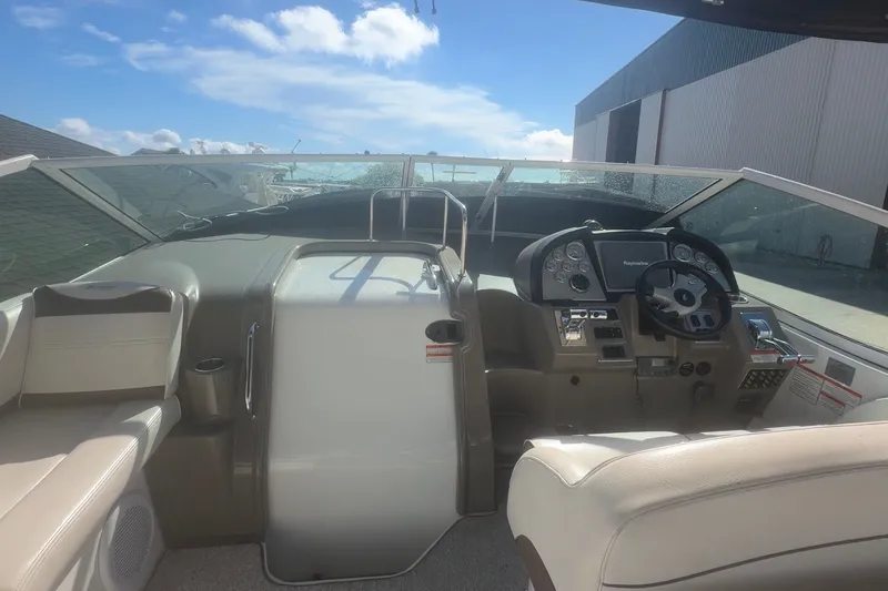 Slide: The Image of La cabina de una Cruisers Yachts 330 Express 2009 con timón y asientos cómodos. - 13