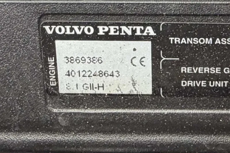 Slide: The Image of Volvo Penta motorplaat met serienummers en modelgegevens. - 21