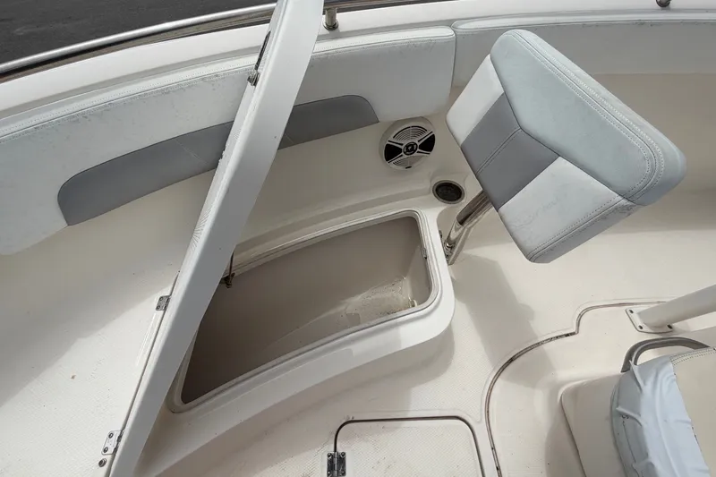 Slide: The Image of La imagen muestra la proa de un barco Robalo R222 Center Console de 2019 con espacio de almacenamiento. - 44