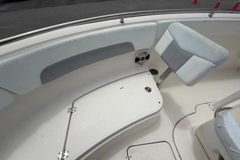Slide: The Image of Das Bild zeigt den Bugbereich eines Robalo R222 Center Console Bootes von 2019 mit Sitzgelegenheiten. - 43
