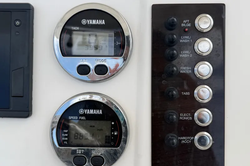 Slide: The Image of Close-up van Yamaha-meters en schakelaars op een bootpaneel. - 26