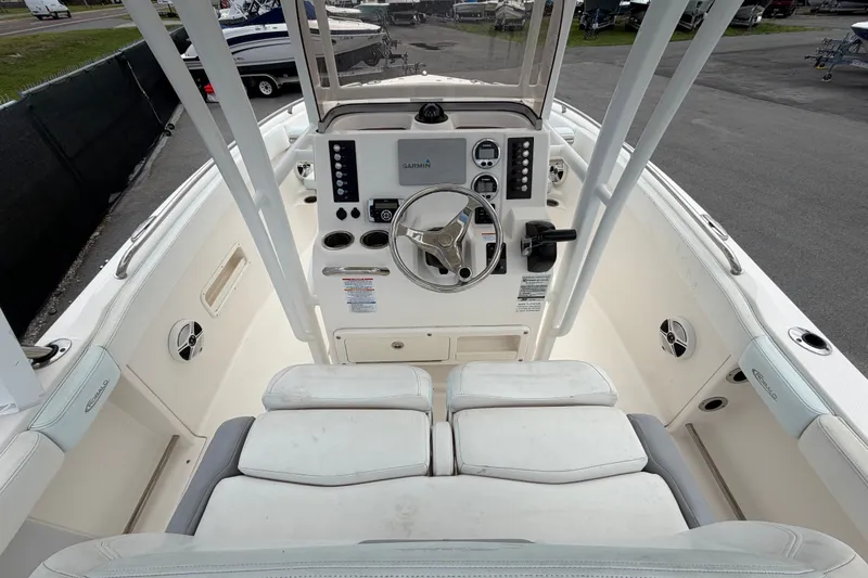 Slide: The Image of L'immagine mostra il cockpit di una barca Robalo R222 Center Console del 2019 con comandi e sedili. - 17