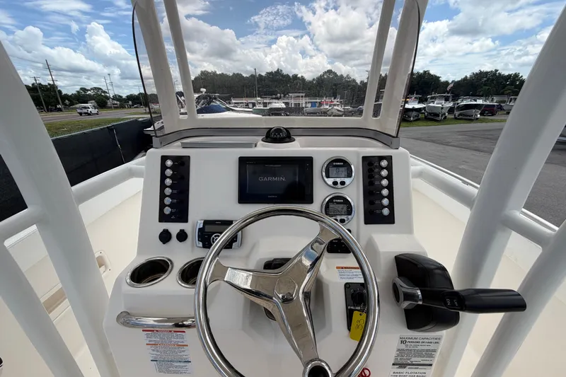 Slide: The Image of La imagen muestra el timón de un barco Robalo R222 Center Console de 2019 con instrumentos modernos. - 22