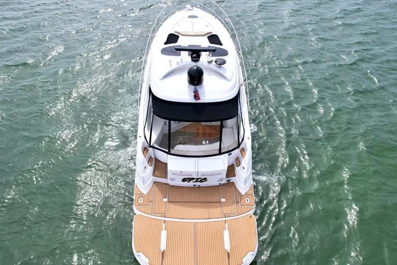 Slide: The Image of 2009 Four Winns V458 op het water, met een ruim dek en modern ontwerp. - 7