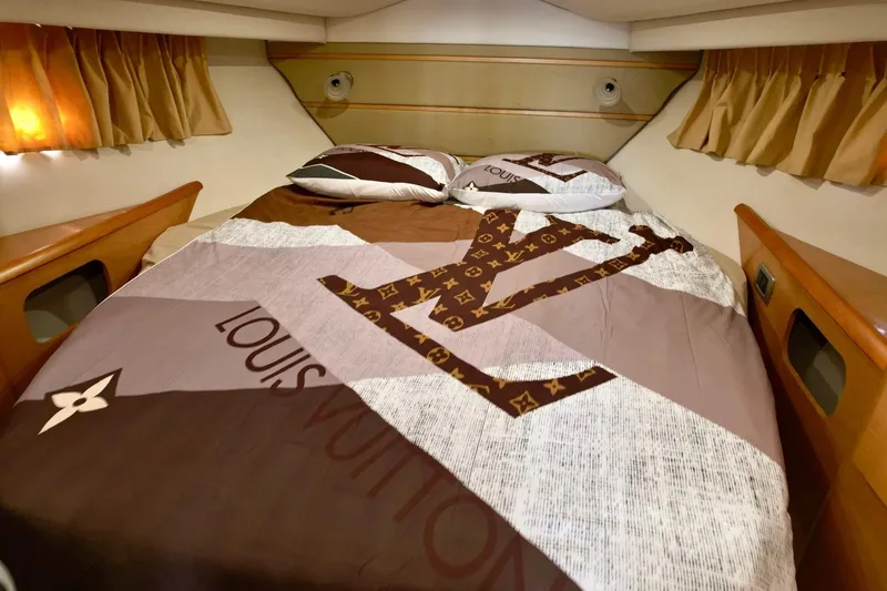 Slide: The Image of Luxuriöses Schlafzimmer mit Louis Vuitton Bettwäsche in einer 2009 Four Winns V458 Yacht. - 31