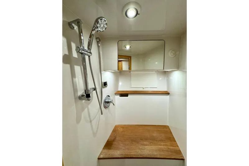 Slide: The Image of Intérieur du Four Winns V458 2009 avec banc en bois et pommeau de douche. - 37