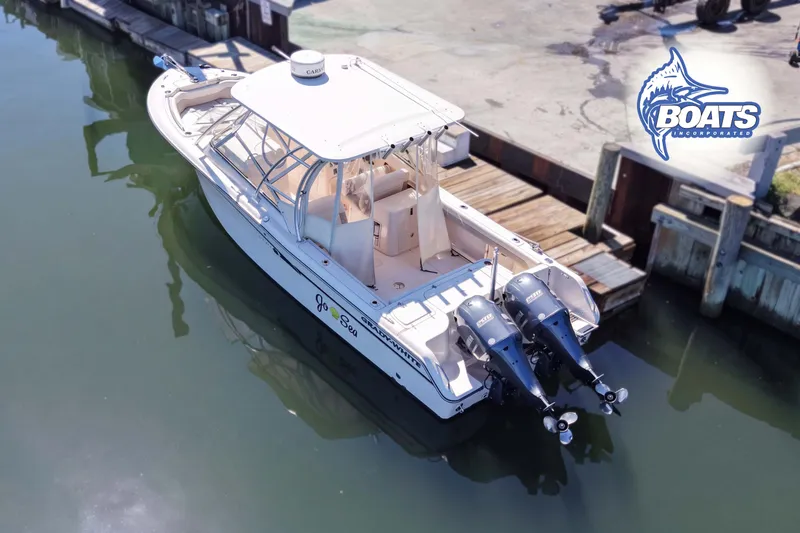 Slide: The Image of Ein Grady-White Freedom 275 Boot von 2014 liegt an einem Dock. Es hat zwei Außenbordmotoren. - 15