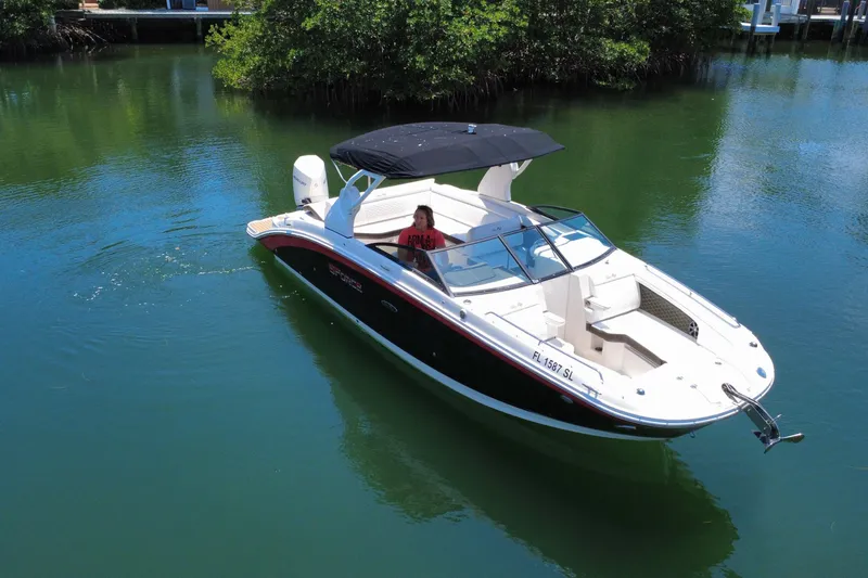 Slide: The Image of 2019 Sea Ray SDX 270 Outboard auf ruhigem Wasser. - 24