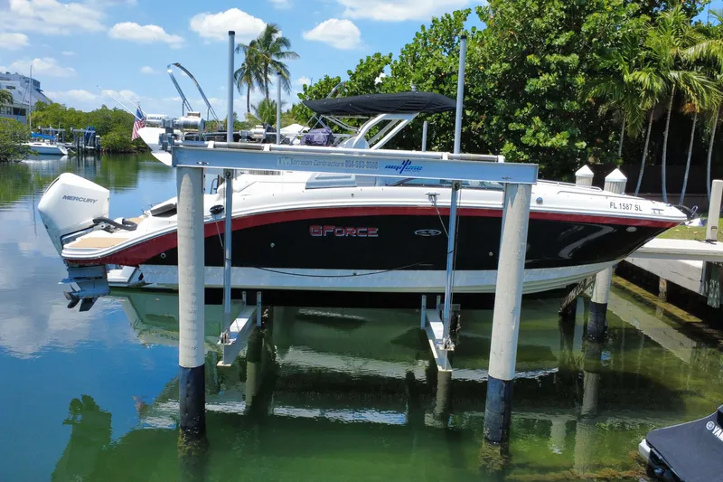 Slide: The Image of 2019 Sea Ray SDX 270 Outboard auf Bootsaufzug am Wasser. - 15