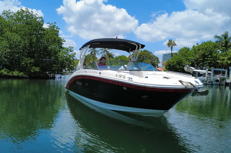 Slide: The Image of 2019 Sea Ray SDX 270 Outboard auf ruhigem Wasser. - 22