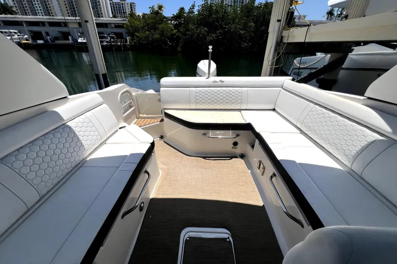 Slide: The Image of Intérieur d'un Sea Ray SDX 270 Outboard 2019 avec sellerie blanche. - 29