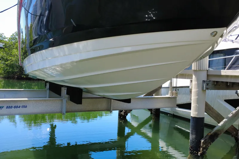 Slide: The Image of Sea Ray SDX 270 Outboard 2019 sur élévateur au-dessus de l'eau. - 13