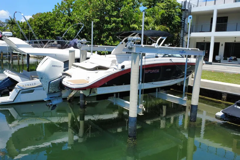 Slide: The Image of 2019 Sea Ray SDX 270 Outboard auf Bootsaufzug am Dock. - 16