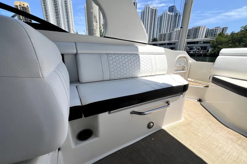 Slide: The Image of Interieur van 2019 Sea Ray SDX 270 Outboard met luxe zitplaatsen. - 30