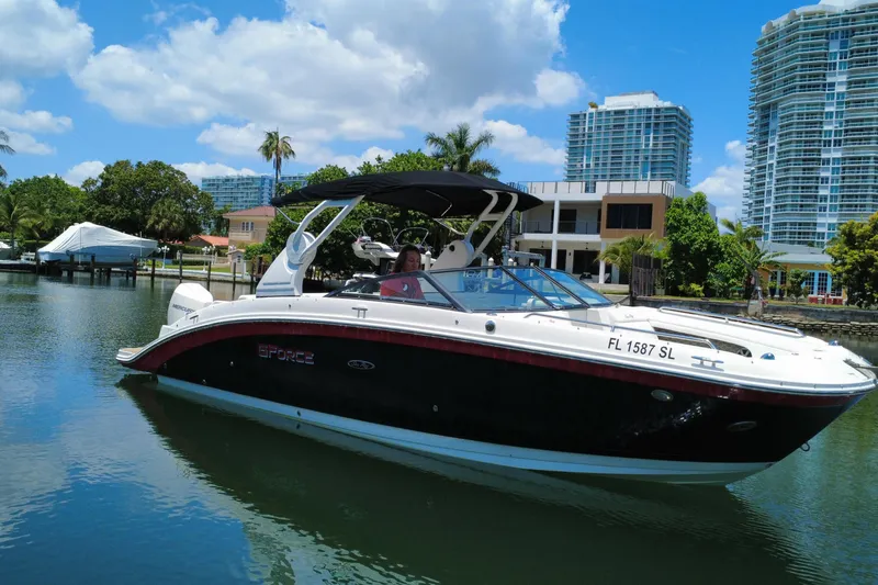 Slide: The Image of Sea Ray SDX 270 Outboard 2019 sur eau calme avec gratte-ciels en arrière-plan. - 23