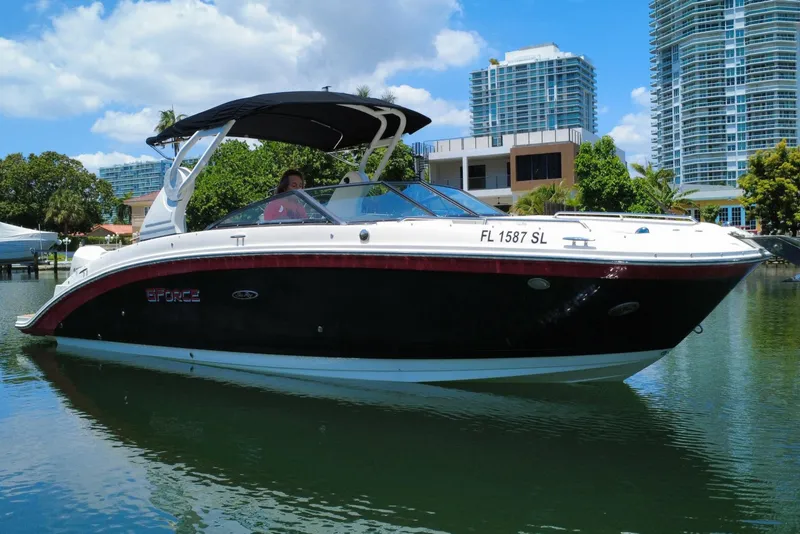 The Image of Sea Ray SDX 270 Outboard 2019 su acqua calma con grattacieli sullo sfondo. - 0