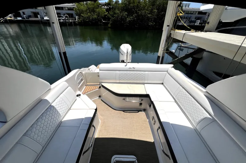 Slide: The Image of Interieur van 2019 Sea Ray SDX 270 Outboard met luxe witte zitplaatsen. - 27