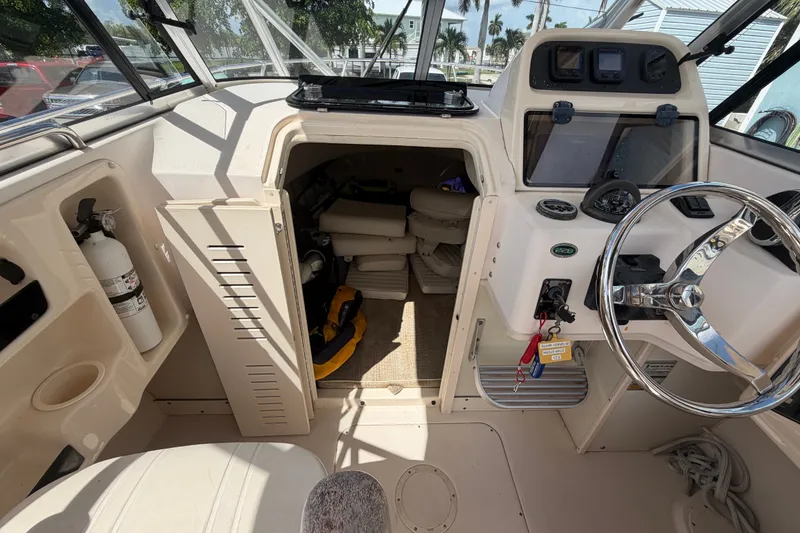 Slide: The Image of Il cockpit di una Grady-White Seafarer 226 del 2008 presenta un volante, strumenti e una cabina. - 24