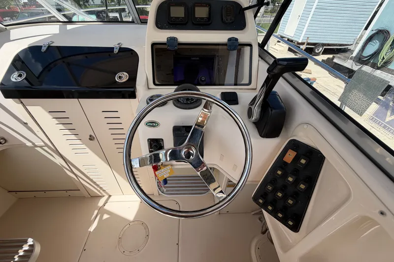 Slide: The Image of L'immagine mostra il timone di una barca Grady-White Seafarer 226 del 2008. - 22