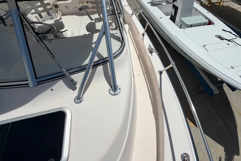Slide: The Image of Een Grady-White Seafarer 226 uit 2008, aangemeerd naast een ander boot. - 14