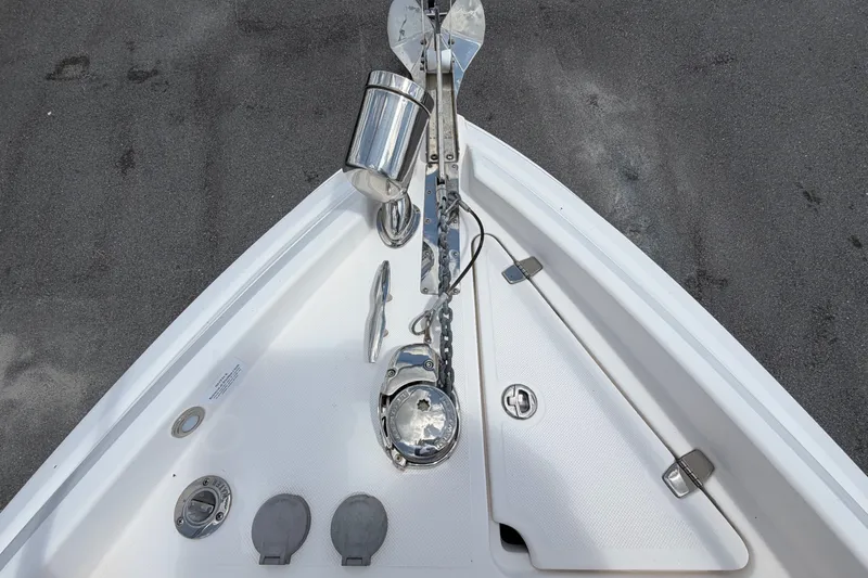 Slide: The Image of Vista de proa de un Regal 28 Express con ancla y accesorios de acero inoxidable. - 48
