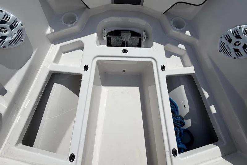 Slide: The Image of La imagen muestra la proa de un barco Scarab 195 G de 2018 con compartimentos de almacenamiento y altavoces. - 39