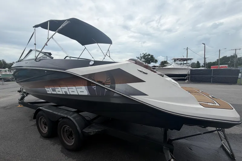 Slide: The Image of Un Scarab 255 ID del 2018 su un rimorchio, con tettuccio Bimini e design elegante. - 6