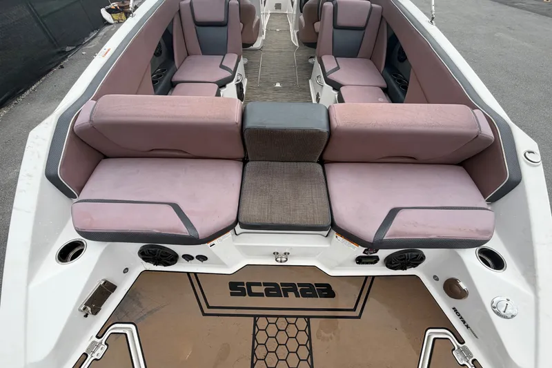Slide: The Image of Scarab 255 ID 2018 con áreas de asientos acolchados y diseño moderno. - 12