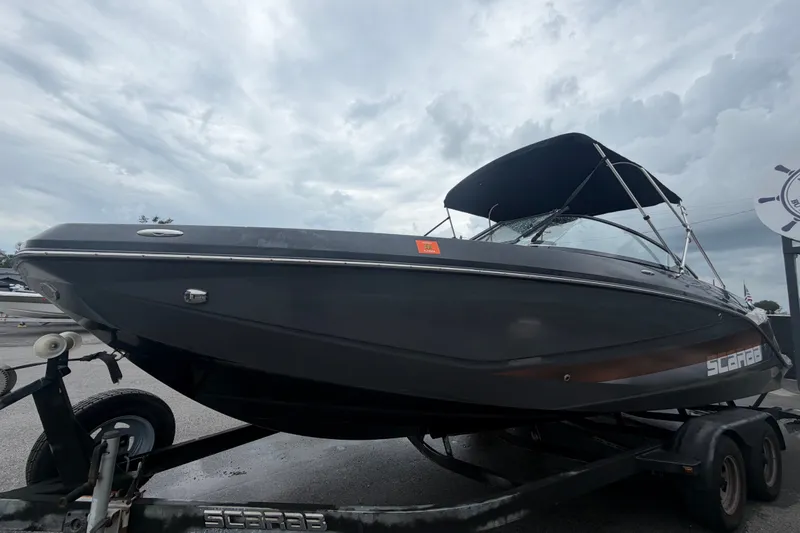 Slide: The Image of Un bateau Scarab 255 ID de 2018 sur une remorque, avec un auvent noir. - 8